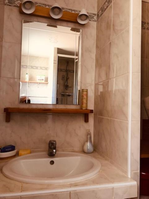 Votre Sejour A Sanary Dans Bas De Villa Avec Terrasse Vegetalisee Et Abritee Exposition Est Sud Ouest A 400M Du Centre Ville En Zone Pietonne Ou Tout Peut Se Faire A Pied サナリー・シュル・メール エクステリア 写真